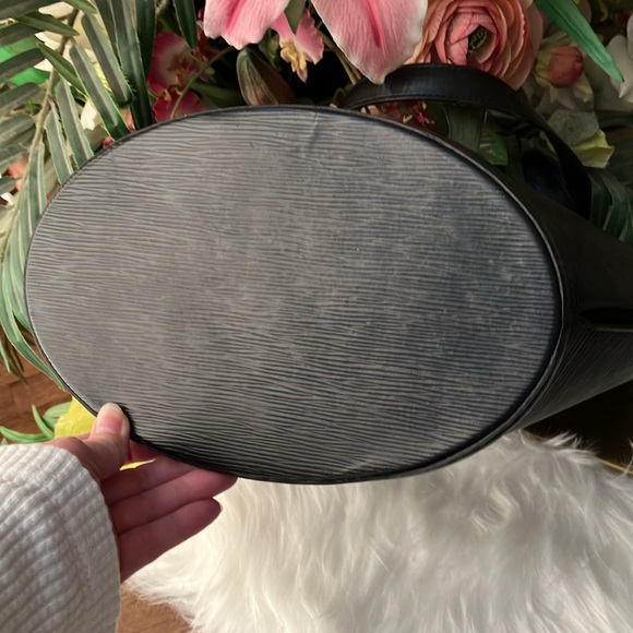 LOUIS VUITTON black Epi Saint Jacques in excellent condition. Authenticated - Picture 11 of 17